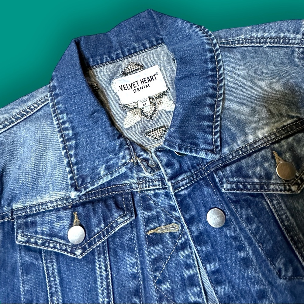 EUC Velvet Heart Embroidered Denim Jacket in Medium Blue Wash. Size Medium 💙🩵 - Picture 2 of 11